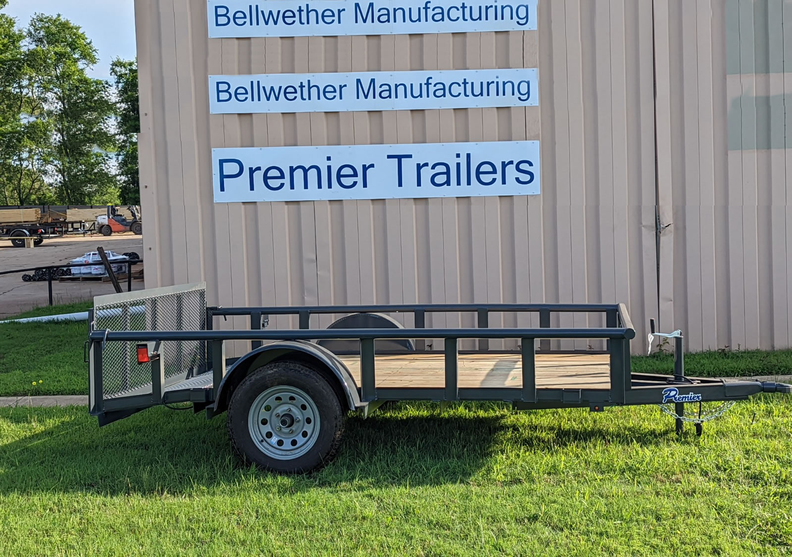 Single axle utility trailer with 4-wheeler ramp